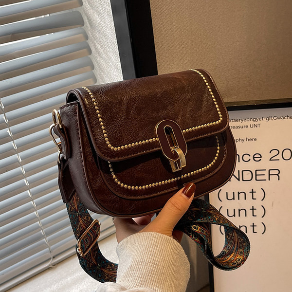 Ručna torbica sa širokom ručkom za rame i patentnim zatvaračem