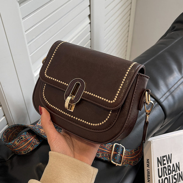 Ručna torbica sa širokom ručkom za rame i patentnim zatvaračem