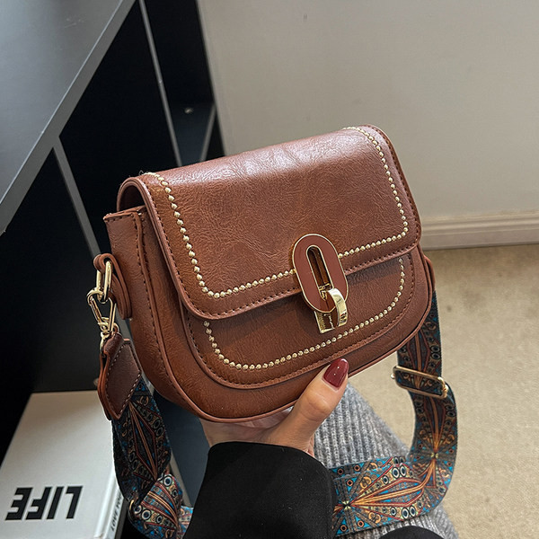 Ručna torbica sa širokom ručkom za rame i patentnim zatvaračem