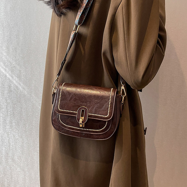 Ručna torbica sa širokom ručkom za rame i patentnim zatvaračem