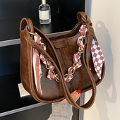 Rokassomiņa ar šalli un lielu rokturi