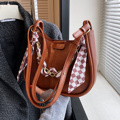 Rokassomiņa ar šalli un lielu rokturi