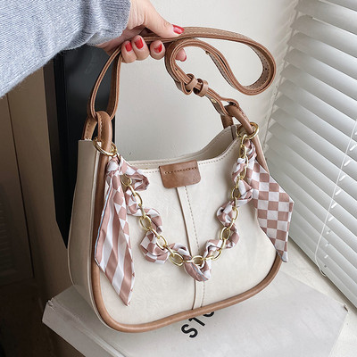 Rokassomiņa ar šalli un lielu rokturi