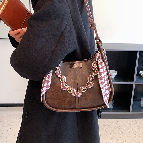 Rokassomiņa ar šalli un lielu rokturi