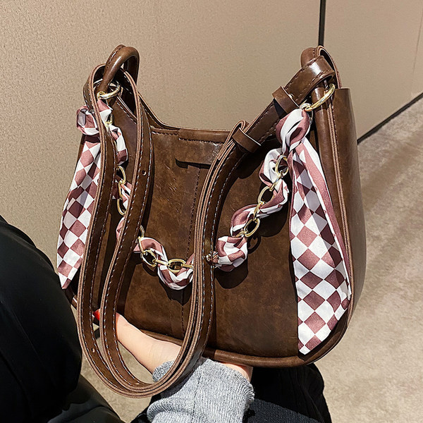 Rokassomiņa ar šalli un lielu rokturi