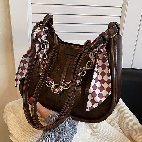 Rokassomiņa ar šalli un lielu rokturi