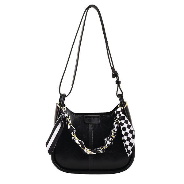 Rokassomiņa ar šalli un lielu rokturi