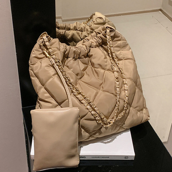 Sieviešu tekstila somas tipa soma ar metāla ķēdīti