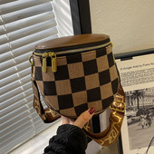 Rokassomiņa ar rāvējslēdzēju un platu plecu rokturi