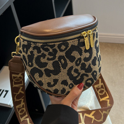 Rokassomiņa ar rāvējslēdzēju un platu plecu rokturi