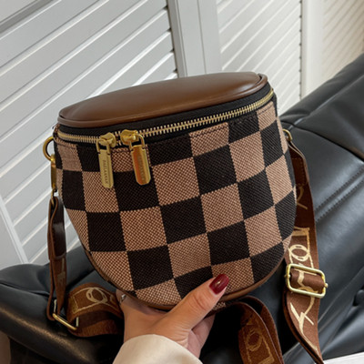 Rokassomiņa ar rāvējslēdzēju un platu plecu rokturi