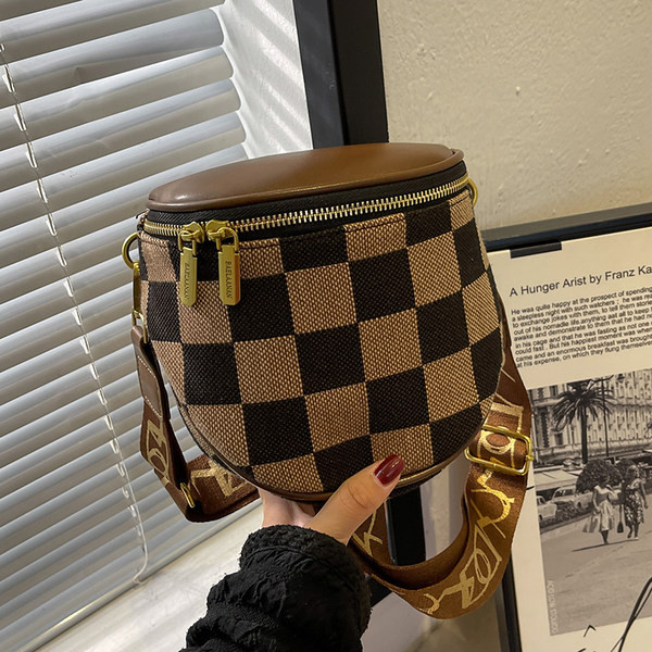 Rokassomiņa ar rāvējslēdzēju un platu plecu rokturi