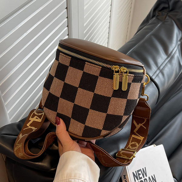 Rokassomiņa ar rāvējslēdzēju un platu plecu rokturi