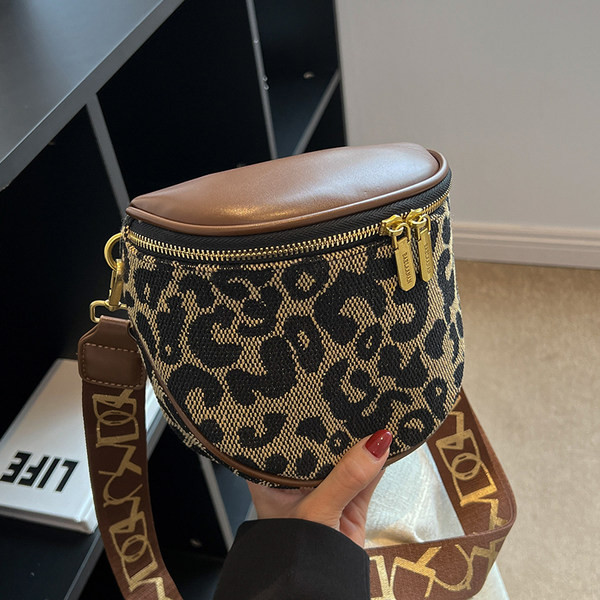 Rokassomiņa ar rāvējslēdzēju un platu plecu rokturi