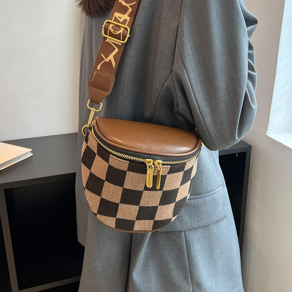 Rokassomiņa ar rāvējslēdzēju un platu plecu rokturi