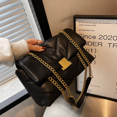 Kézitáska - fém csattal több színben