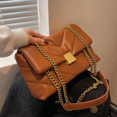 Kézitáska - fém csattal több színben