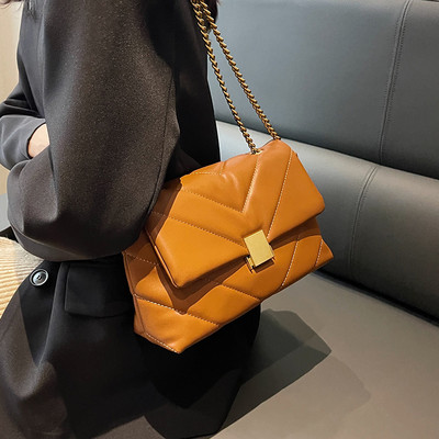 Kézitáska - fém csattal több színben