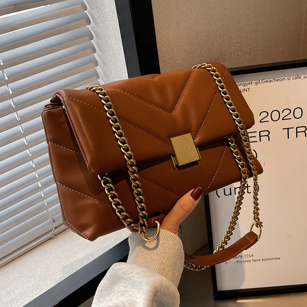 Kézitáska - fém csattal több színben