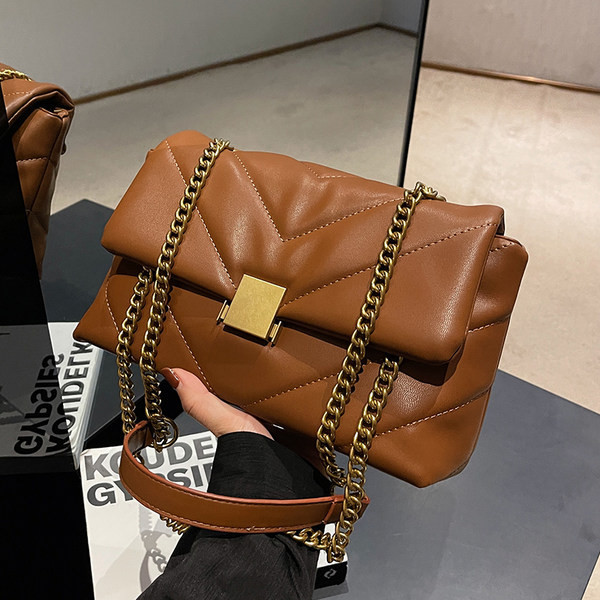 Kézitáska - fém csattal több színben