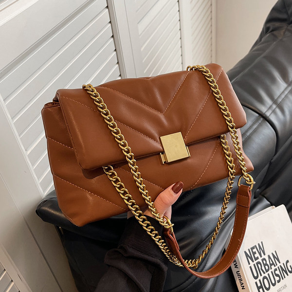 Kézitáska - fém csattal több színben