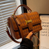 Modern négyzet alakú kézitáska eko bőrből, fém elemmel