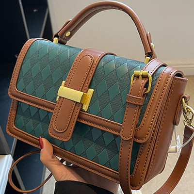 Modern négyzet alakú kézitáska eko bőrből, fém elemmel