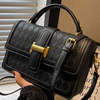 Modern négyzet alakú kézitáska eko bőrből, fém elemmel