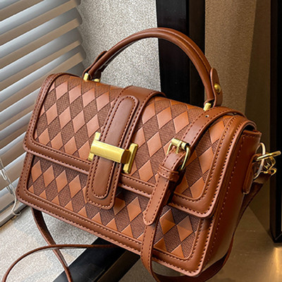 Modern négyzet alakú kézitáska eko bőrből, fém elemmel