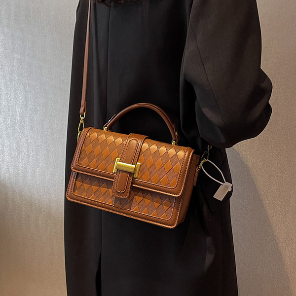 Modern négyzet alakú kézitáska eko bőrből, fém elemmel