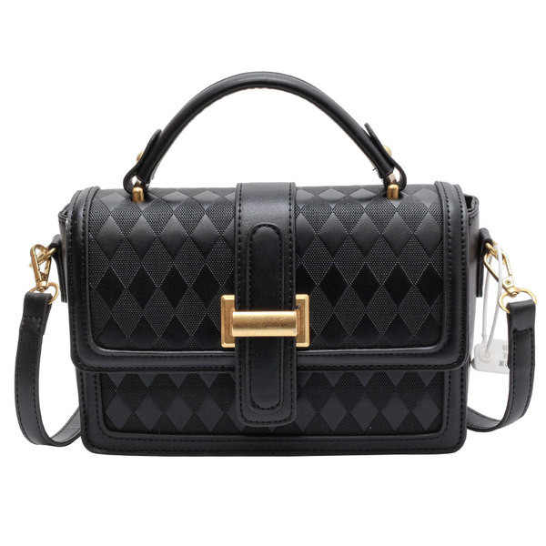 Modern négyzet alakú kézitáska eko bőrből, fém elemmel