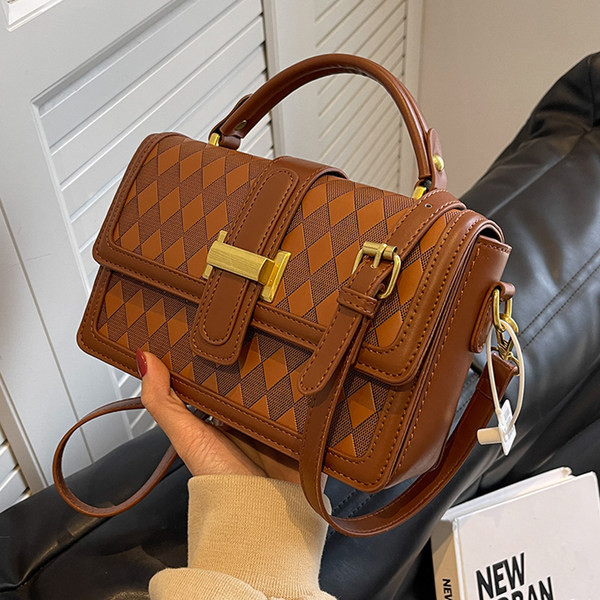 Modern négyzet alakú kézitáska eko bőrből, fém elemmel