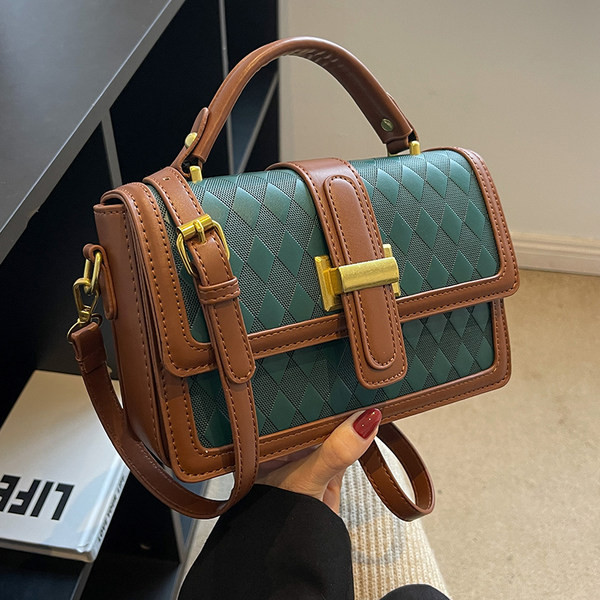 Modern négyzet alakú kézitáska eko bőrből, fém elemmel