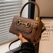 Elegáns női táska fém elemekkel