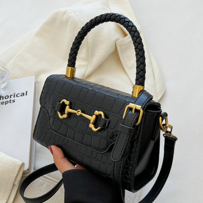 Elegáns női táska fém elemekkel