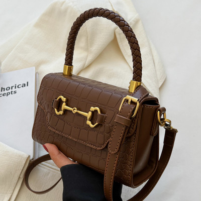 Elegáns női táska fém elemekkel