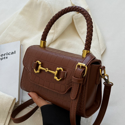 Elegáns női táska fém elemekkel