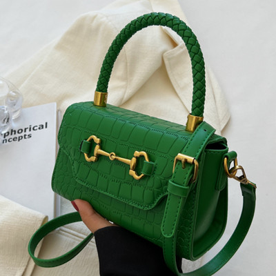 Elegáns női táska fém elemekkel