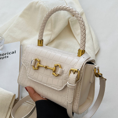 Elegáns női táska fém elemekkel