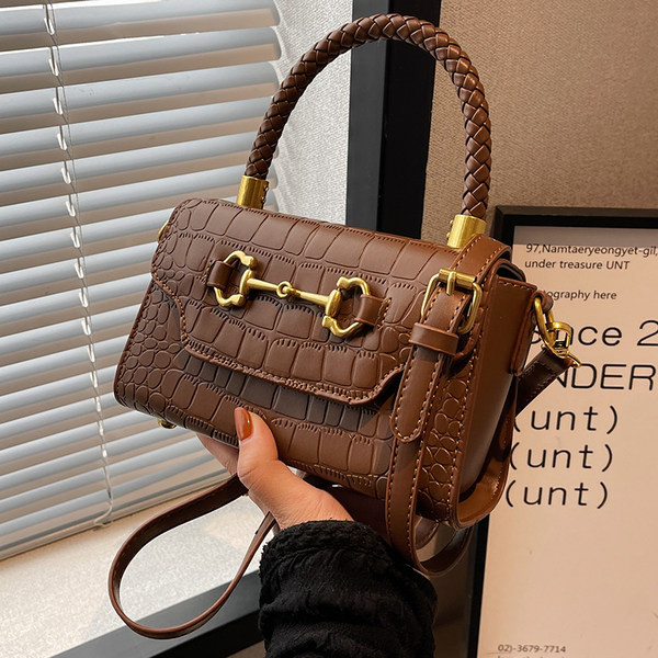 Elegáns női táska fém elemekkel