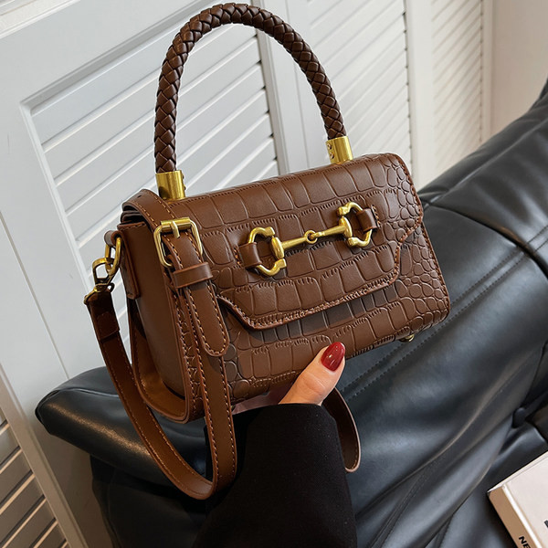 Elegáns női táska fém elemekkel