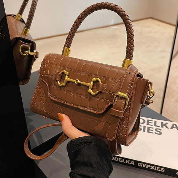 Elegáns női táska fém elemekkel