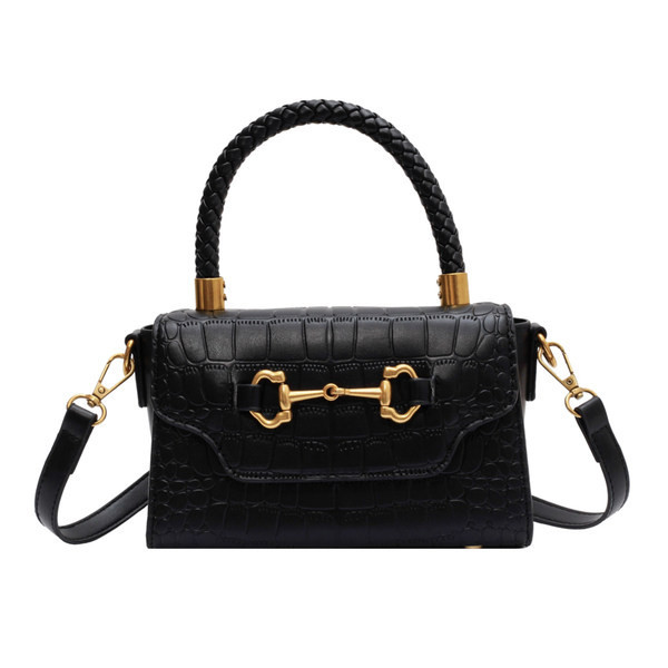 Elegáns női táska fém elemekkel