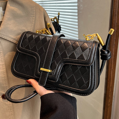 Moderna maza rokassomiņa ar plecu rokturi