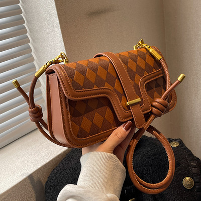 Moderna maza rokassomiņa ar plecu rokturi