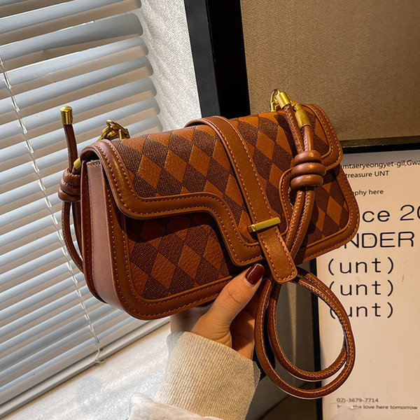 Moderna maza rokassomiņa ar plecu rokturi