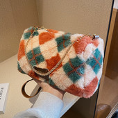 Sieviešu plīša soma ar metāla rokturi