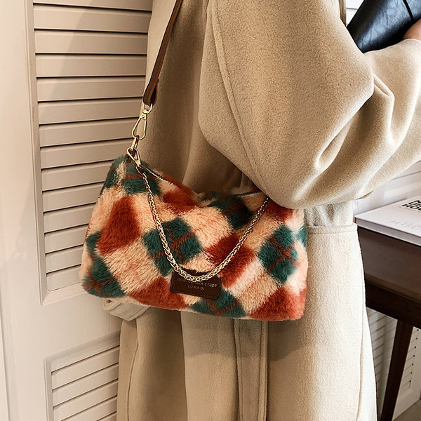 Sieviešu plīša soma ar metāla rokturi