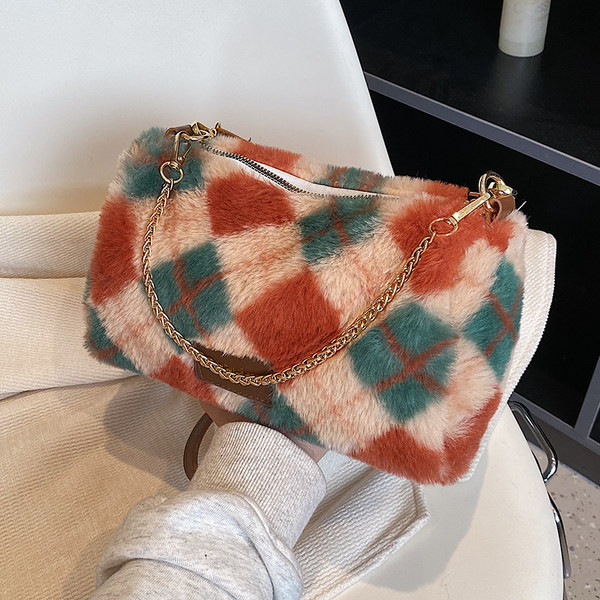 Sieviešu plīša soma ar metāla rokturi