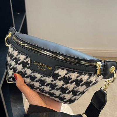 Jauna modeļa rokassomiņa ar rāvējslēdzēju un uzrakstu